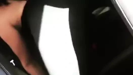 Redbone arabada kıçını sallıyor