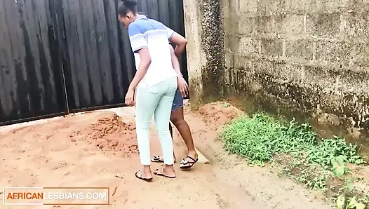 Amatör iri güzel kadın zenci erkek arkadaşlar Amerikalı turistin önünde soyunuyor ve amcık yalıyor