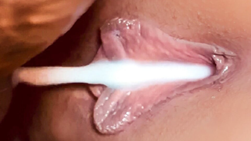 Üvey anne üvey oğlunun yarağının titrediğini hissetti ve amını taze spermle dolduruyor