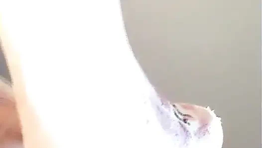 Bacaklı ve naylon çoraplarımla oynuyorum