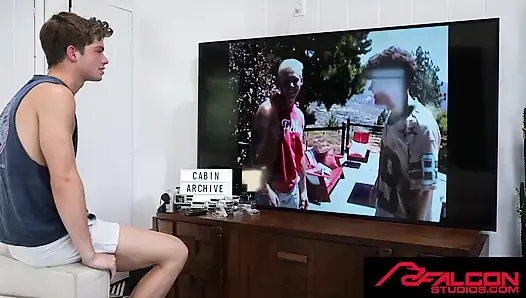FALCON STUDIOS - Christopher White kabin seks kasetinde prezervatifsiz götünü siktiriyor