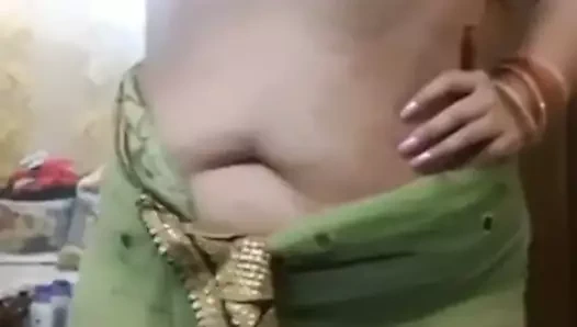 arap olgun dansları gösteren onu göğüsler