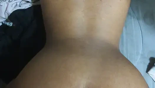 O beni böyle sikerken durmadan boşalıyorum