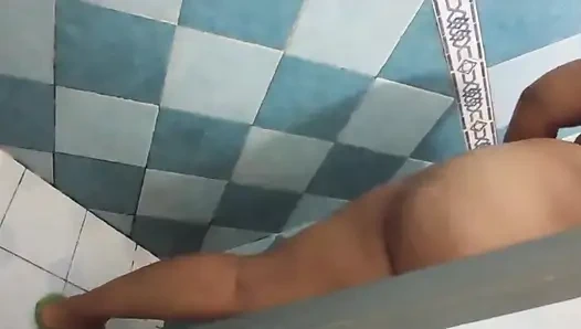 Я люблю быть наедине с моей невесткой, потому что пока она купается, я могу наблюдать за ней