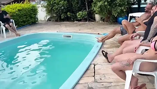 Havuz partisinde evli adamla karısının arkasından seks yaptım.