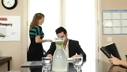 Büyük memeler işte - patronu biraz derin saksoyla motive ediyor