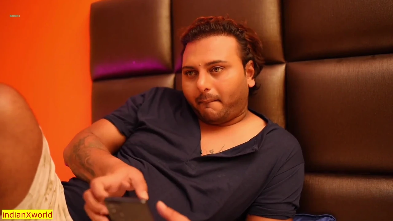 बॉस मेरी सुंदर गांव की पत्नी को चोद रहा है! स्पष्ट हिंदी ऑडियो के साथ