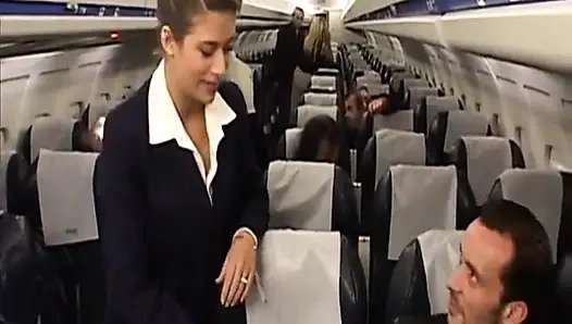 Seksi uçuş görevlisi uçuş sonrası yolcunun yarağına biniyor