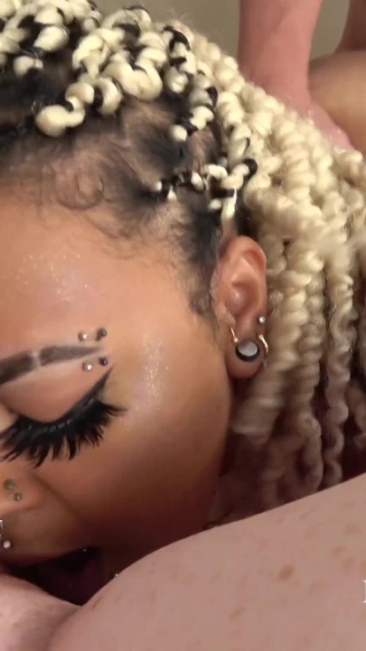 "Oyuncu seçmelerinde çaresiz amatörler seksi büyük memeli orta yaşlı seksi kadınlar yüzünü sikiyor ve amcıkları büyük yaraklı zenci yarağıyla genişletiliyor"