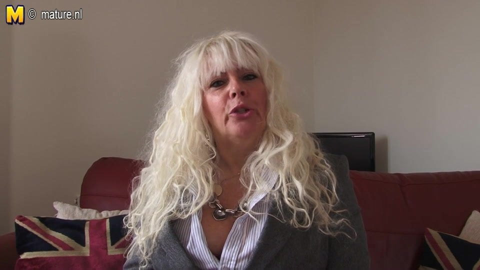 Büyük göğüslü anne kendisi ile oynuyor