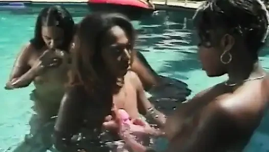 Dört seksi zenci kız havuz başında amcığına dalıyor ve sıkı amcığını sikmek için dildo kullanıyor