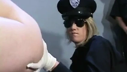 Lezbiyen ajan, mahkumun deliklerini inceliyor