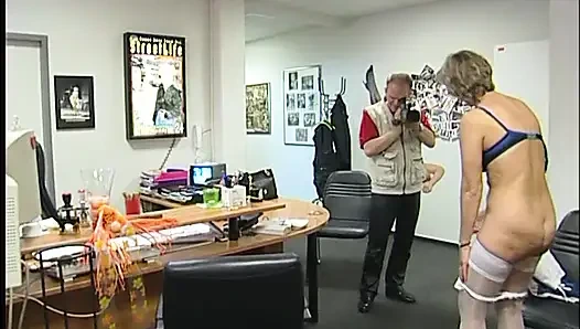 Sarışın olgun oyuncu seçmelerinde domaltılıyor