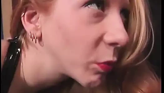 Üç sapık sürtük istekli bir katılımcıyı kelepçeli halde sikiyor ve sonra kendilerine verilen gücü kabaca kullanıyor