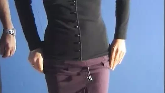 Sarışın saçlı güzel Fransız bayan sert bir patlamadan sonra döl yemeyi seviyor