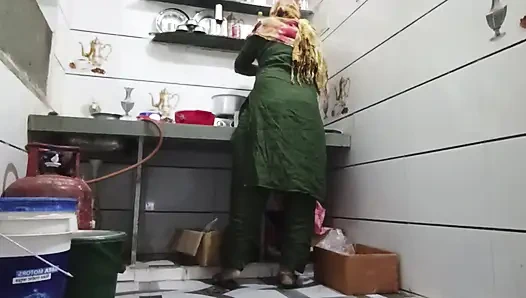 Bihar ki bhabhi pilwati hai