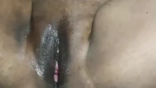 Bugün, Savita yenge önce amcık kıllarını eğitti ve sonra gösteriş yapmak için amını genişçe açıyor.
