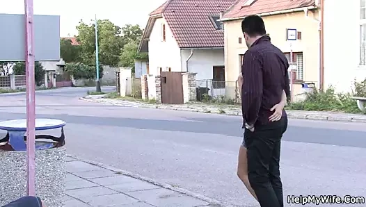 Adam genç karısını para için sikiyor