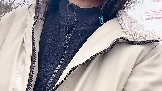 Dışarı çıkıp işeyen amcık ortaya çıkıyor