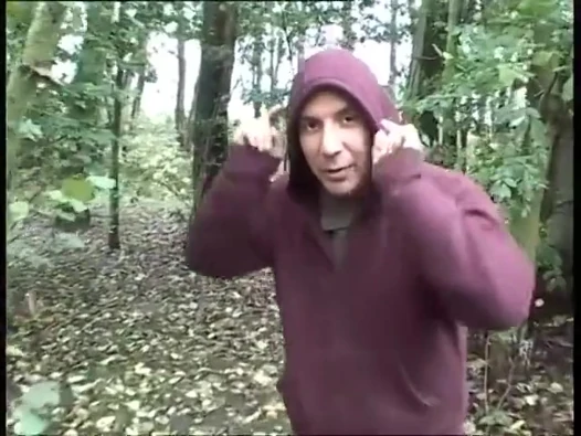 Ormanda sıcak göğüslerle baştan çıkarılan sevimli genç