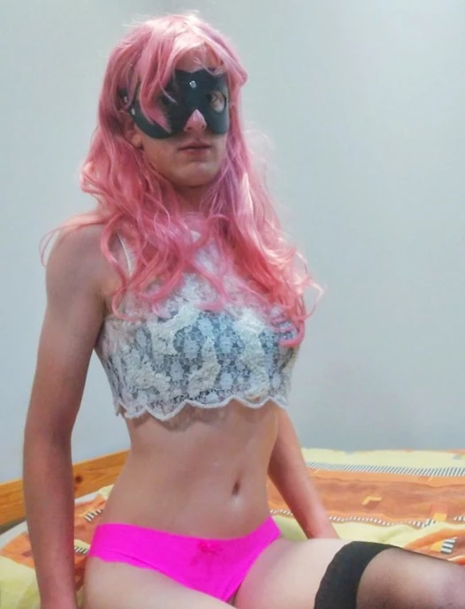 Pembe saçlı femboy yapay penisle mastürbasyon yapıyor