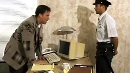 polis gösterir bir gay adam onun horoz ve rozet