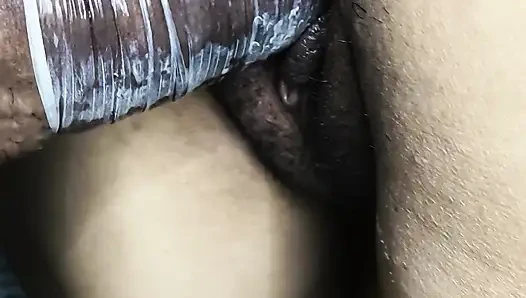 Kinni'nin tatlı amını prezervatifle domaltarak sikiyor ve prezervatifsiz amının içine boşalıyor büyük dudaklı amcık