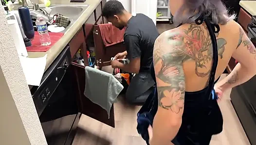 Büyük zenci yarağı bağımlısı orta yaşlı seksi kadın nüks ediyor