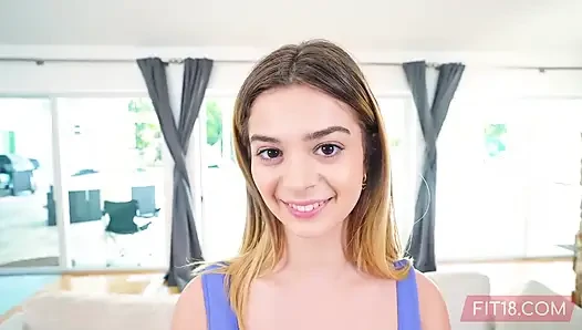 Bölünmüşleri yapabilen ve esnek olan sevimli bir jimnastikçinin içine boşalıyor - molly little