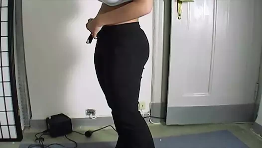 Büyük memeli sarışın Alman bebek tıraşlı amcığını poz veriyor