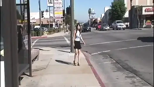 Азиатская девушка мастурбирует проникновение в волосатую киску