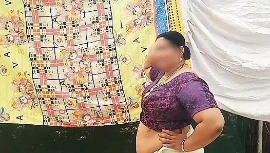 Geleneksel kerala tarzı giyinmiş yenge büyük seksi göğüslerini gösteriyor, üstsüz yürüyor