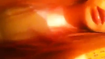 Güzel Rus kızı. çiş içmek.