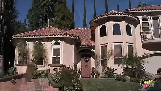 Ateşli bir cinsel zevk beklentisiyle, ince erkek parmaklar kusursuz taut kalçalarını okşuyor.