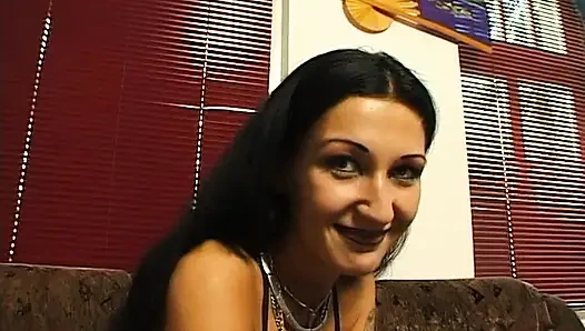 Azgın orta yaşlı seksi sürtük ıslak amını tatmin ediyor