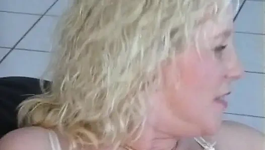 Çarpıcı Alman kızlar ateşli lezbiyen grup seks yapıyor