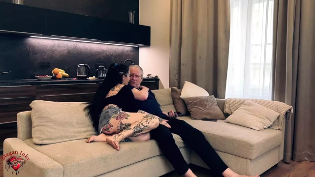 Megan Inky yaşlı bir adamla evinde kanepede sikişiyor