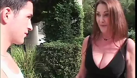 Büyük memeli esmer genç erkek avcısı kıllı amcığını sert siktiriyor