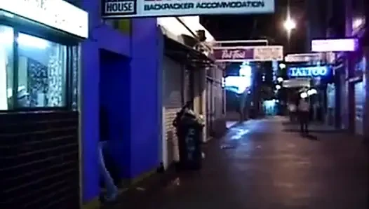 Götüne bir yarak istiyor ve alıyor