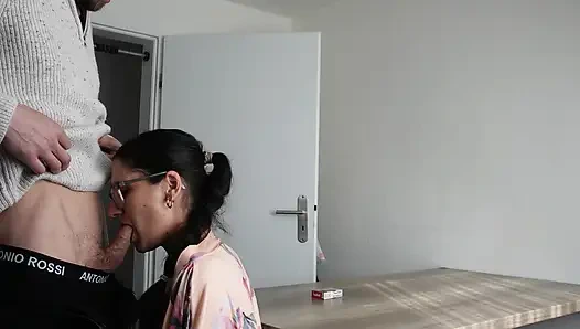 Paki karışımı mutfak masasında sert seks yaptı - oral seks, köpek ve boşalma sonu oldu!