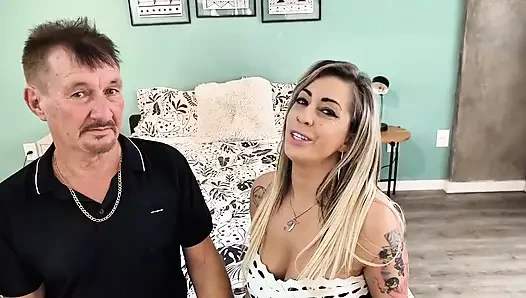 İki lezzetli kızı böyle sikmek yaşlı adamı çıldırtıyor