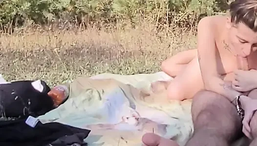 Açık havada gırtlağına kadar halka açık oral seks