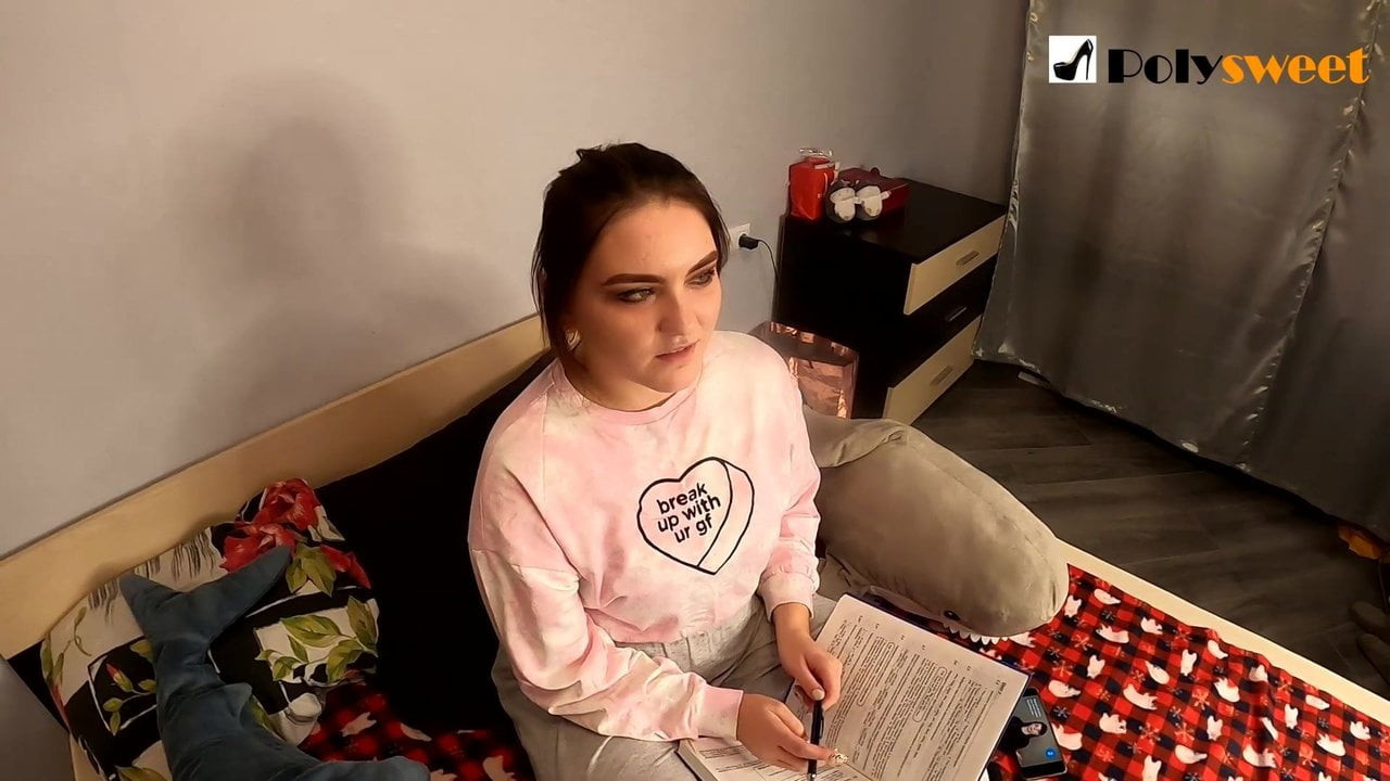 Güzel kız strapon metres olmak istiyor ve bir adam sikikleri