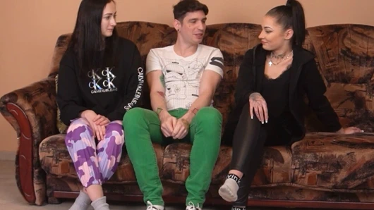 İki kızdan oluşan bir grup ve yargıç olarak davranan şanslı bir adam arasında striptiz oyunu