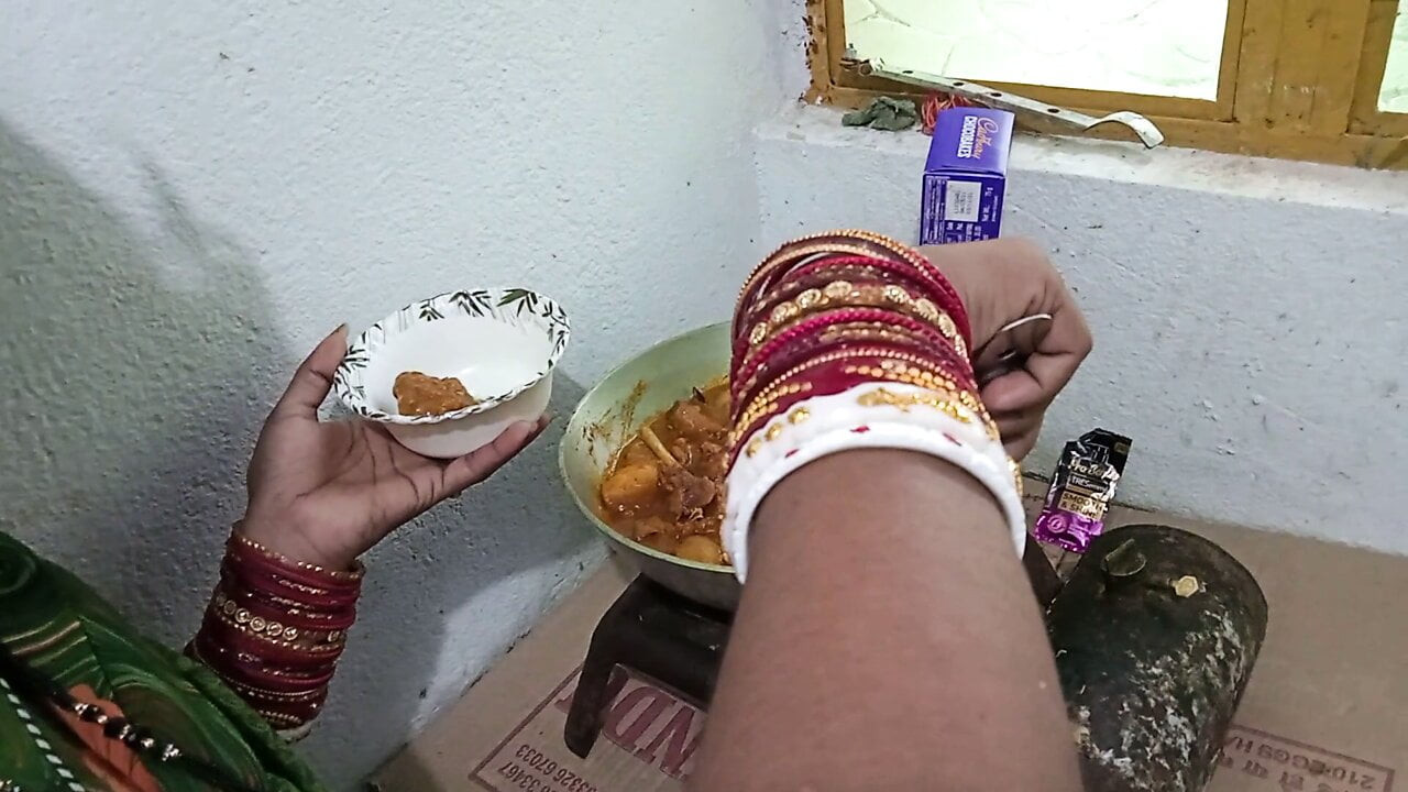 Chiken bana rhi hizmetçi ko mutfak standı par choda - amcık sikişi