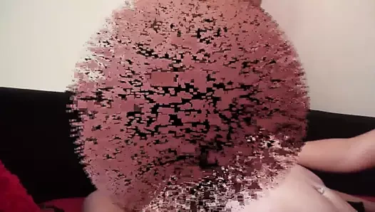 Hanna ve alida yalamak için altlarını eğitiyor