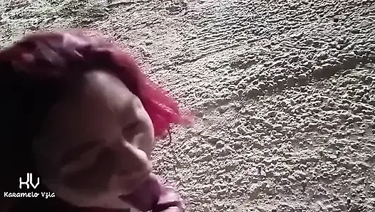 Sapık bana herkesin içinde penisini gösteriyor ve terk edilmiş bir binada denemeye karşı koyamadım