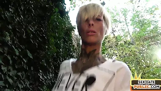 Halka açık orta yaşlı seksi kadın sakso çektikten sonra açık havada seks randevusu yapıyor