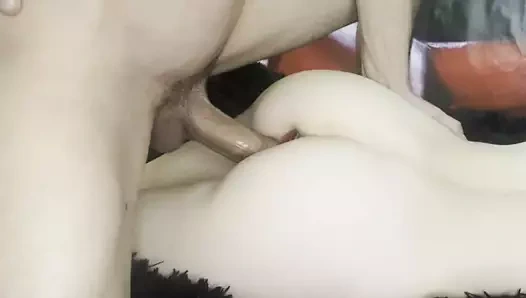 Bir öğrenciyi onu kedi ve kıçından sikikleri. boruda mantar.