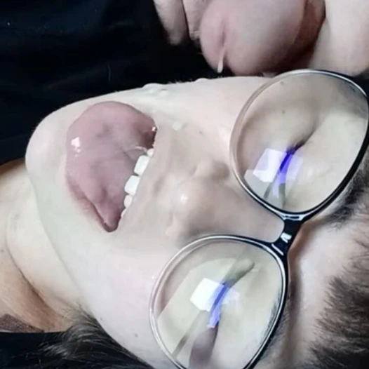 Dd sadie üvey babası yanağına boşaldıkça kıkırdayarak boşalıyor